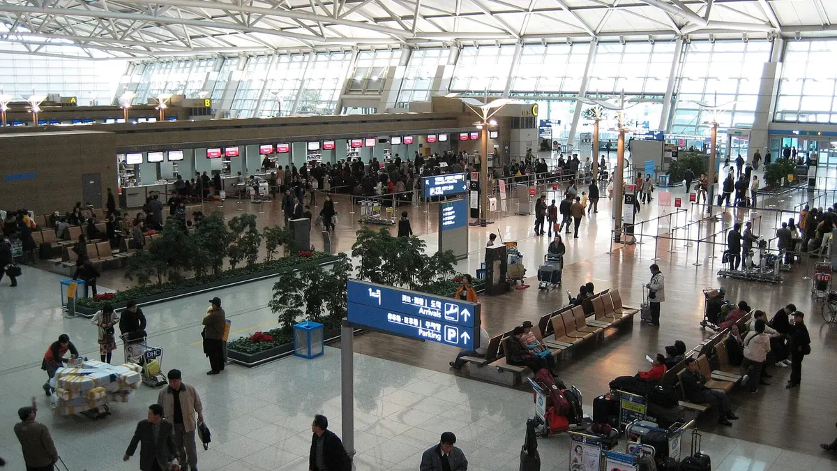 仁川国際空港の出発ロビー。鉄骨の大屋根の下に航空会社のチェックインカウンターが並ぶ
