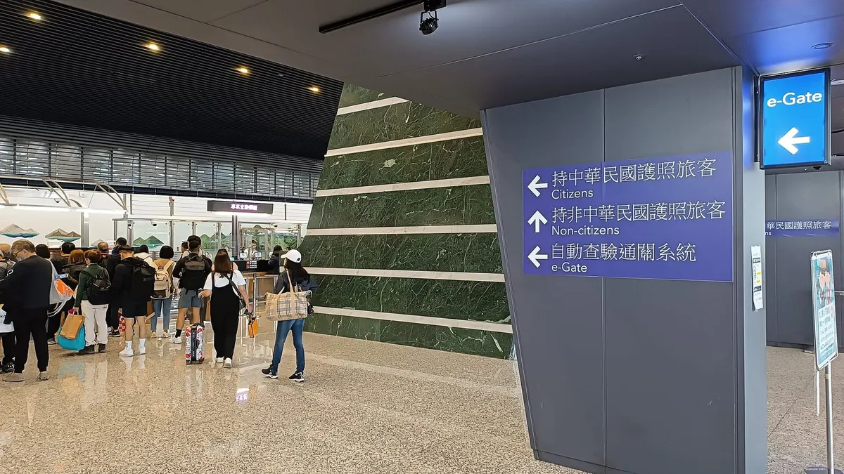 桃園国際空港の入国審査場の手前。台湾籍・外国籍の旅客とe-Gateの方向を示す案内表示