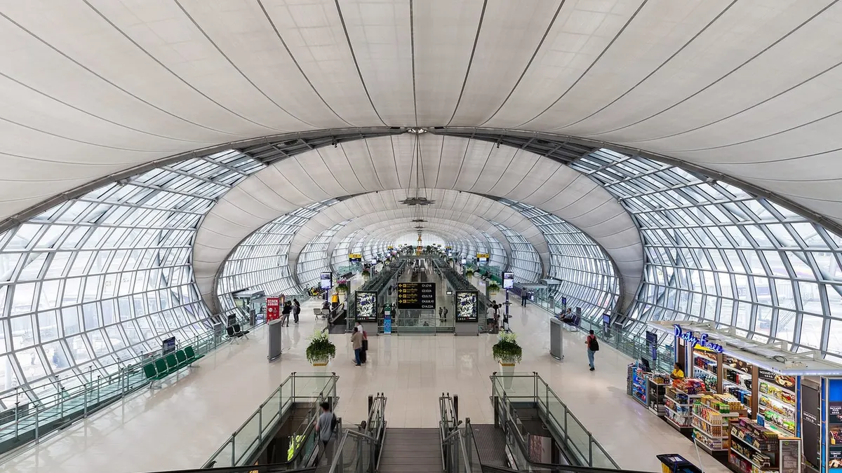 バンコクのスワンナプーム国際空港。ガラスと膜屋根が続くコンコースを上から見た様子