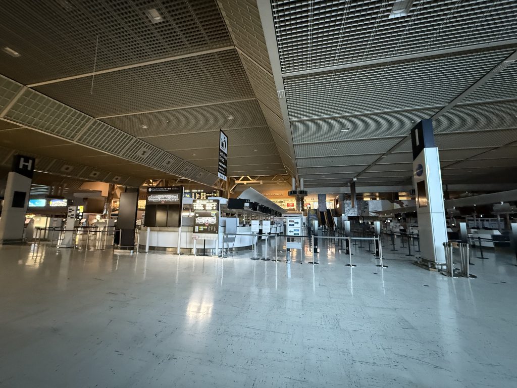 早朝の成田空港
