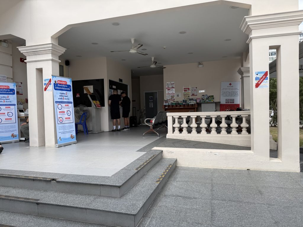 スネークファームのワクチン接種受付の外観